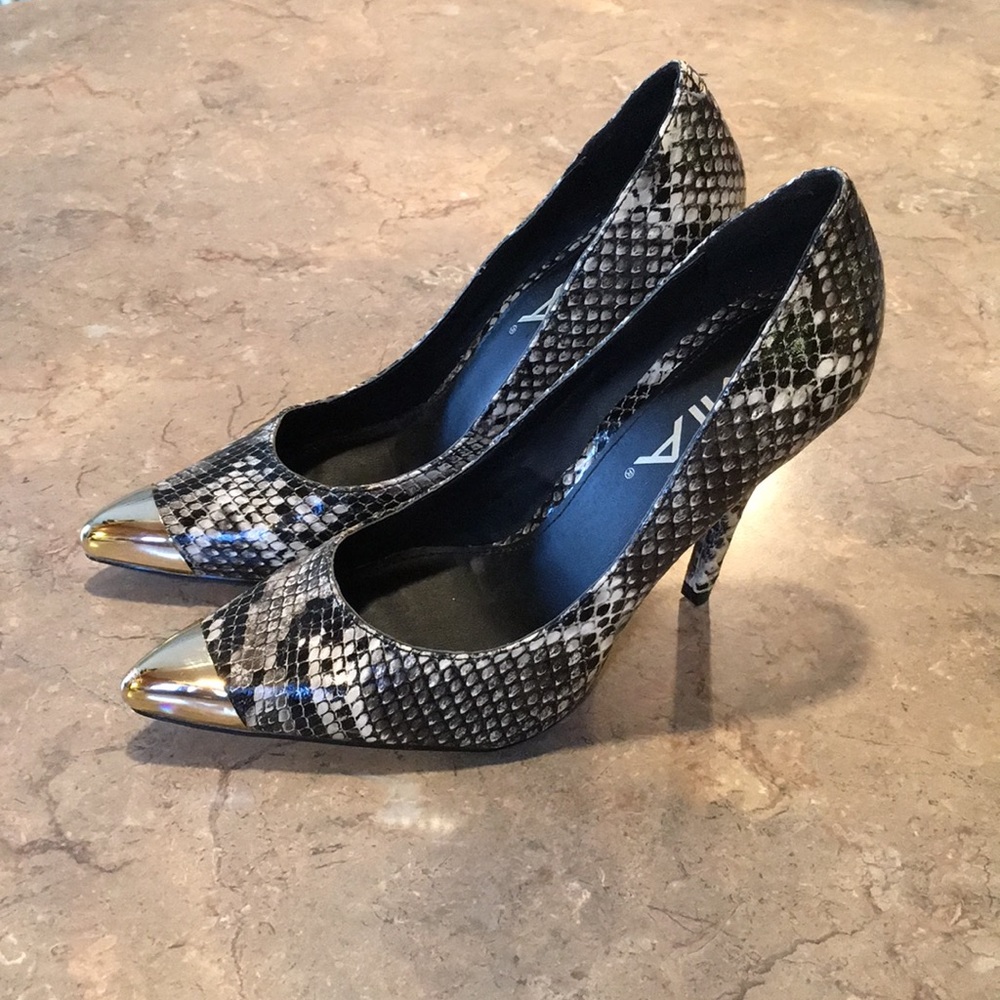 🌸 MIA Snake Skin Gold Toe Heels. Sz. 6